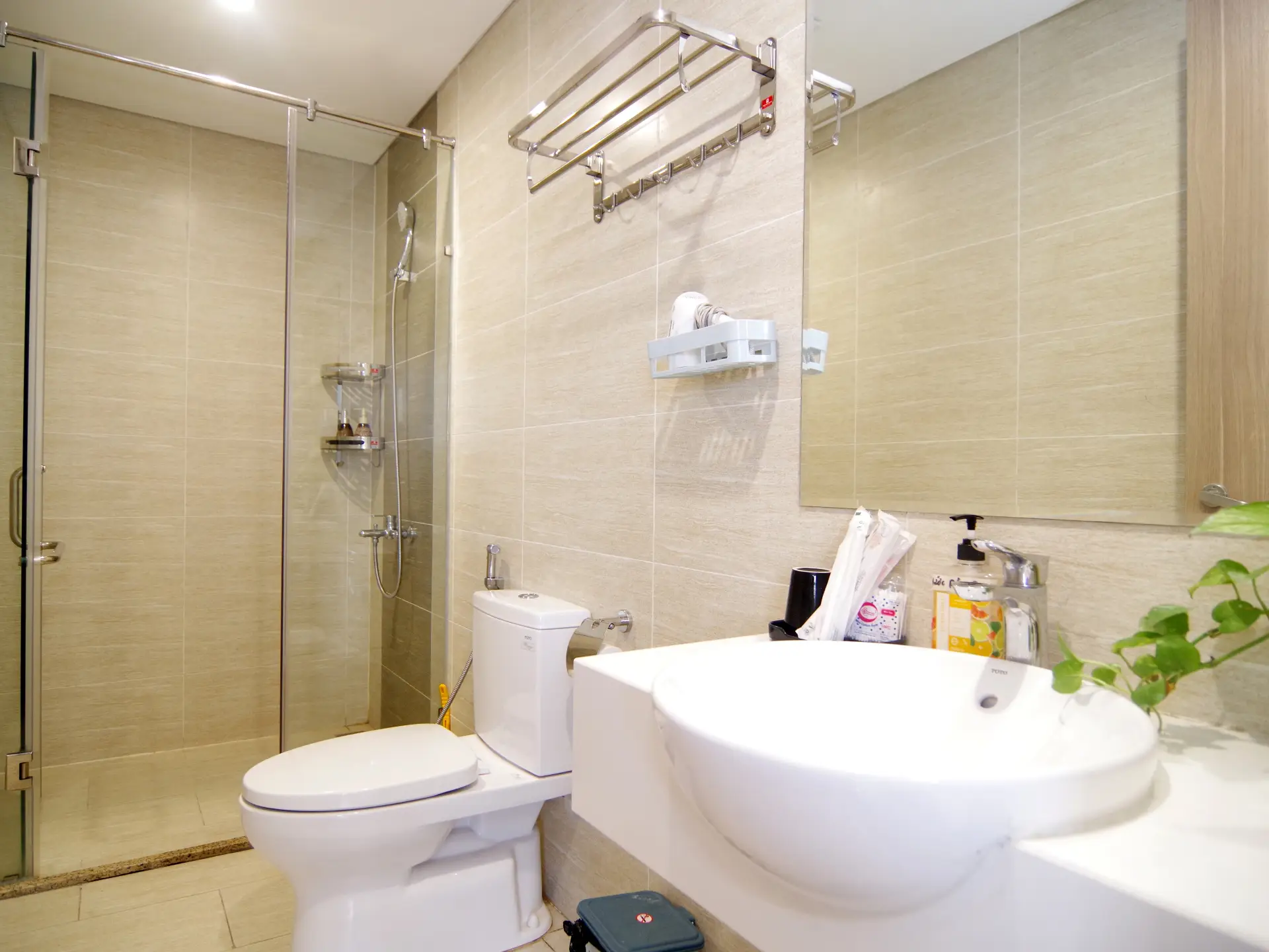 Vinhome Ocean Park- 3Bed – Bathroom Vinhome Ocean Parkの洗面台とシャワーブース