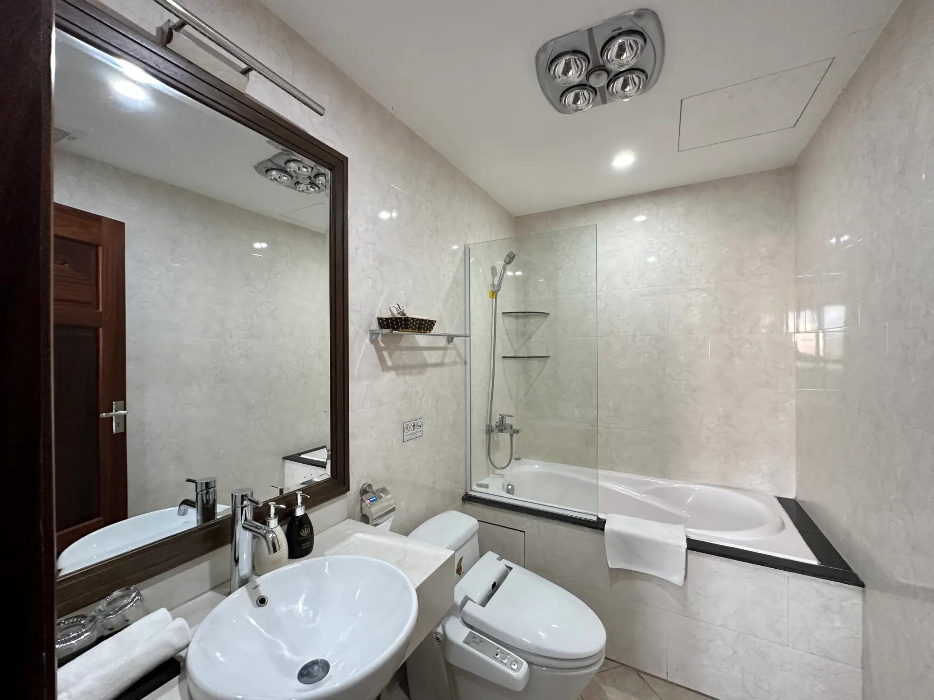 洗面台とバスタブ