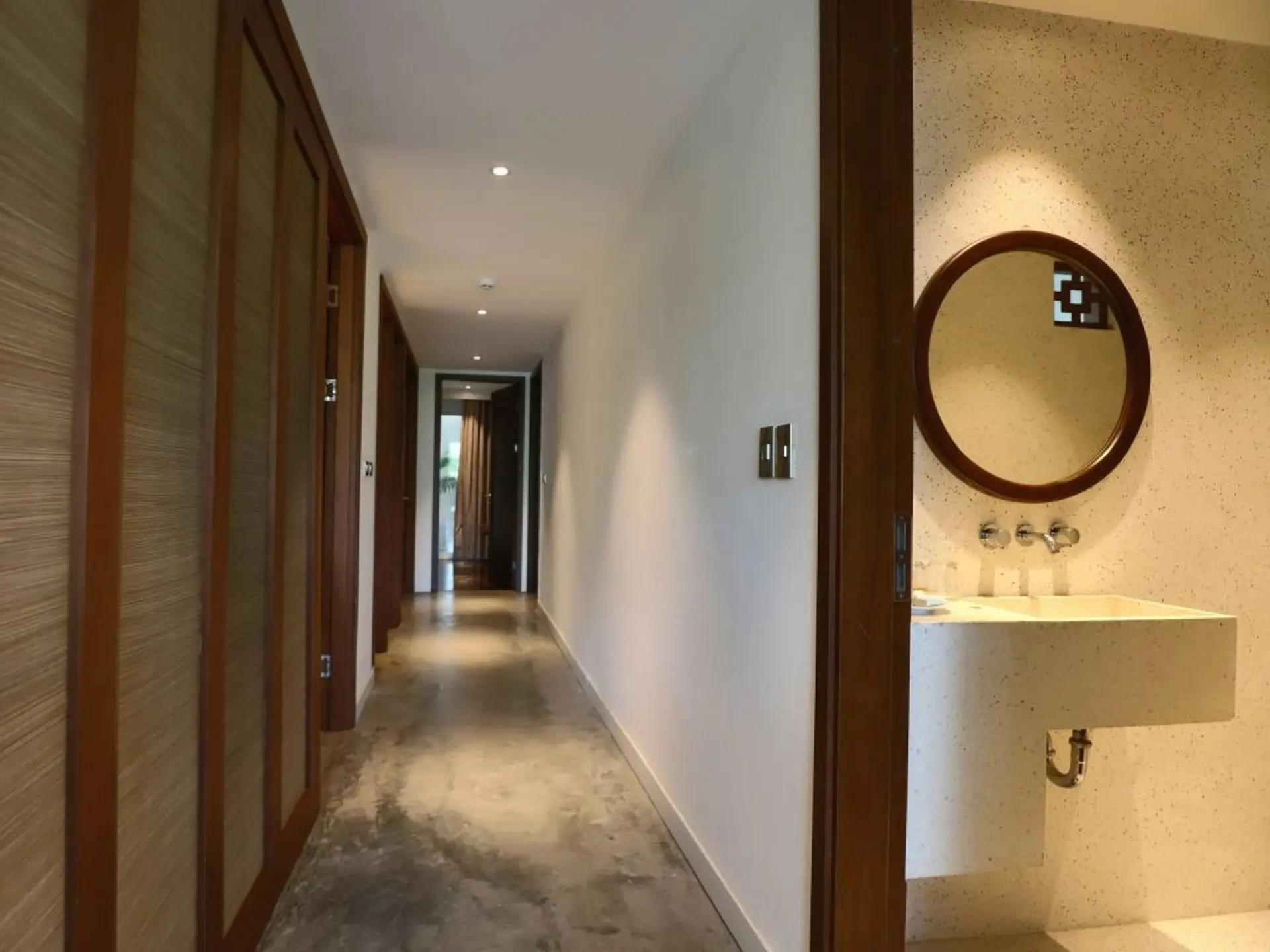 Toan Tien Housing _ 26 Pham Huy Thong廊下