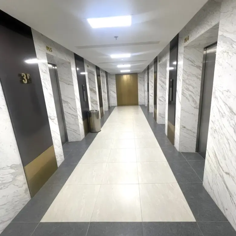 Mipec Rubik 360 エレベーター