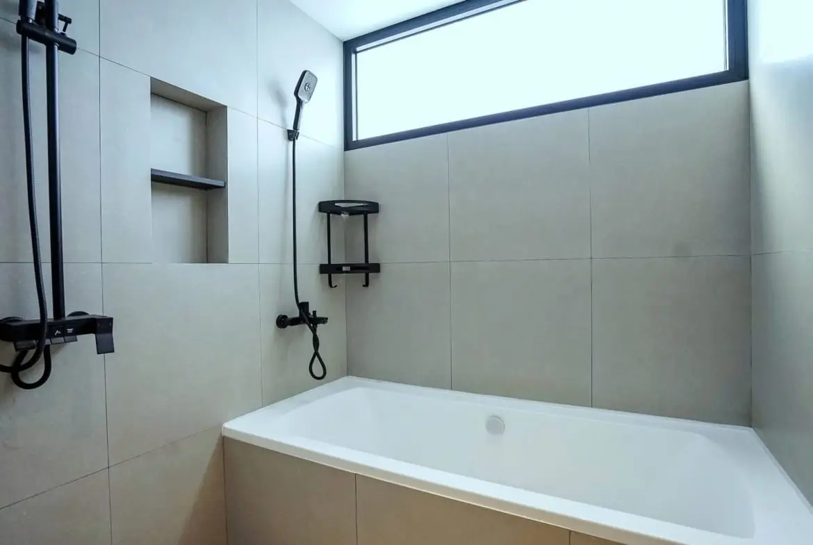 Hanoi Housing Quang An_4bed_401_ bathroom (5)