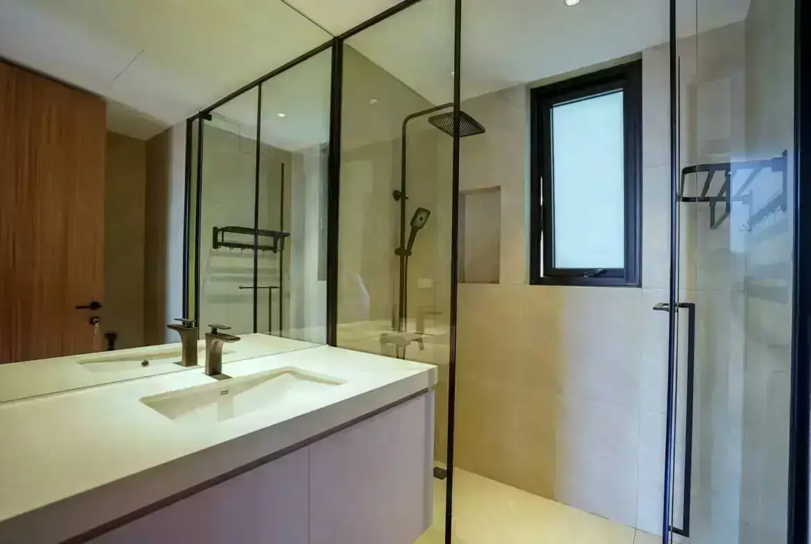 Hanoi Housing_Villa_ 7 ngo 52 To Ngoc Van bathtub