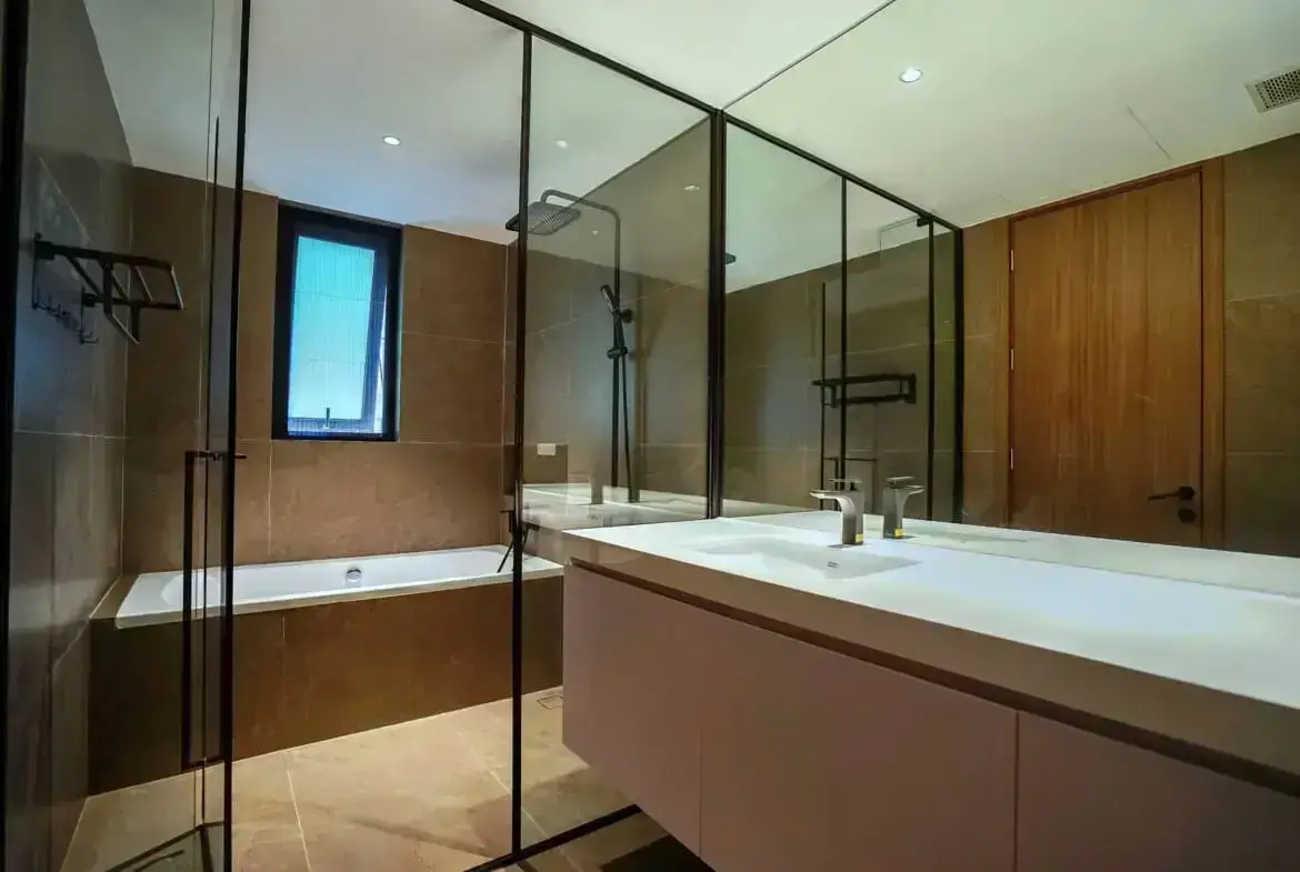 Hanoi Housing_Villa_ 7 ngo 52 To Ngoc Van bathtub