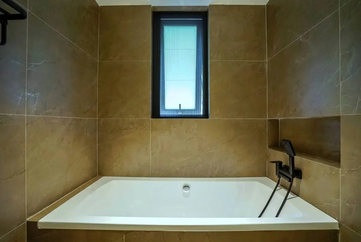 Hanoi Housing_Villa_ 7 ngo 52 To Ngoc Van bathtub