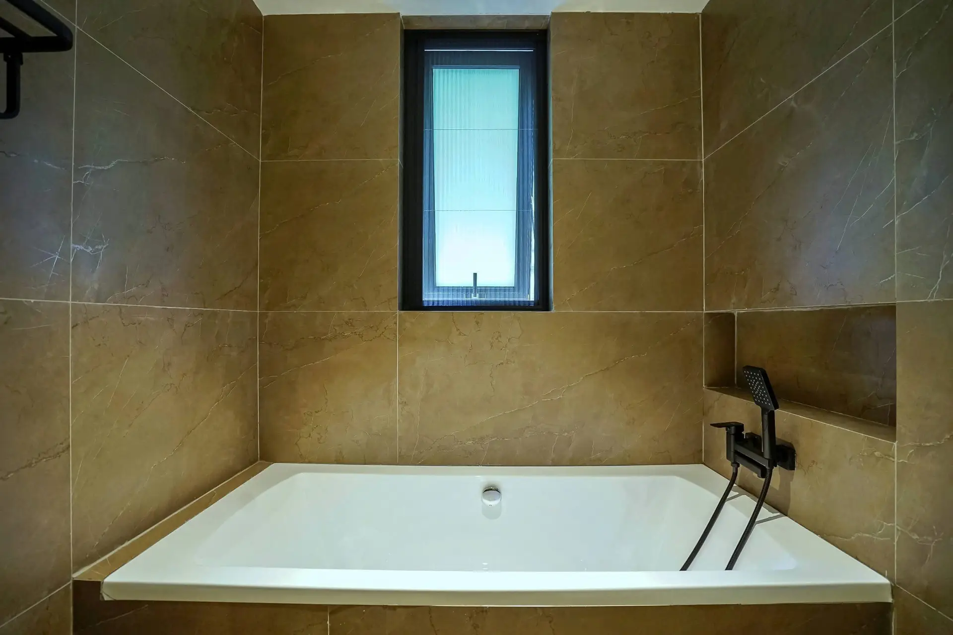 Hanoi Housing_Villa_ 7 ngo 52 To Ngoc Van bathtub