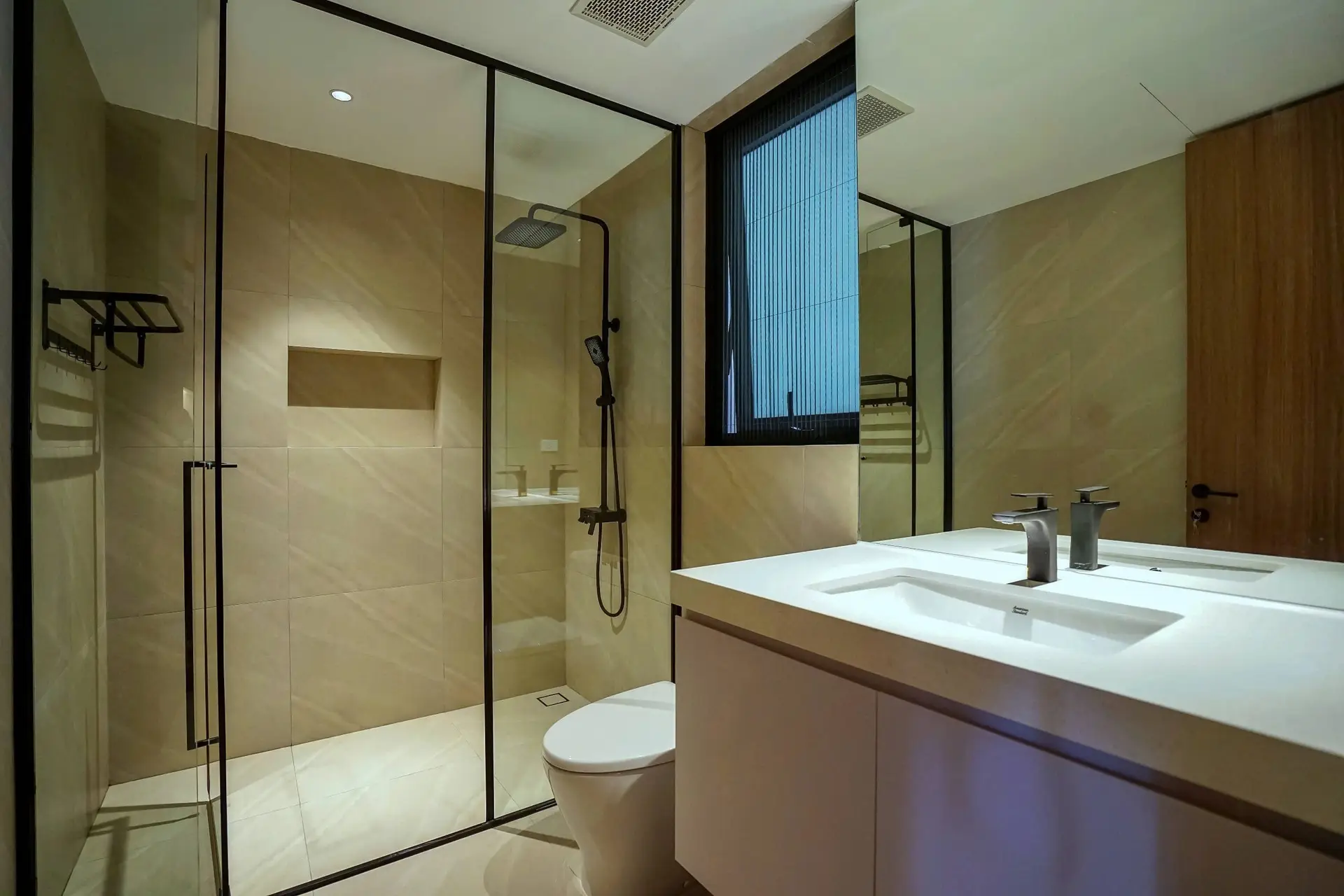 Hanoi Housing_Villa_ 7 ngo 52 To Ngoc Van_bathroom