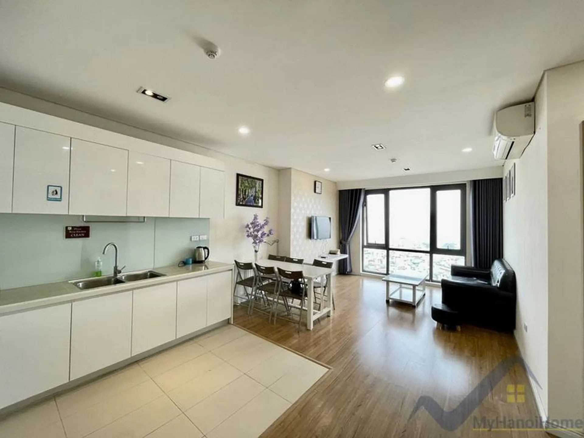 Mipec Long Bienキッチンからリビングを見る