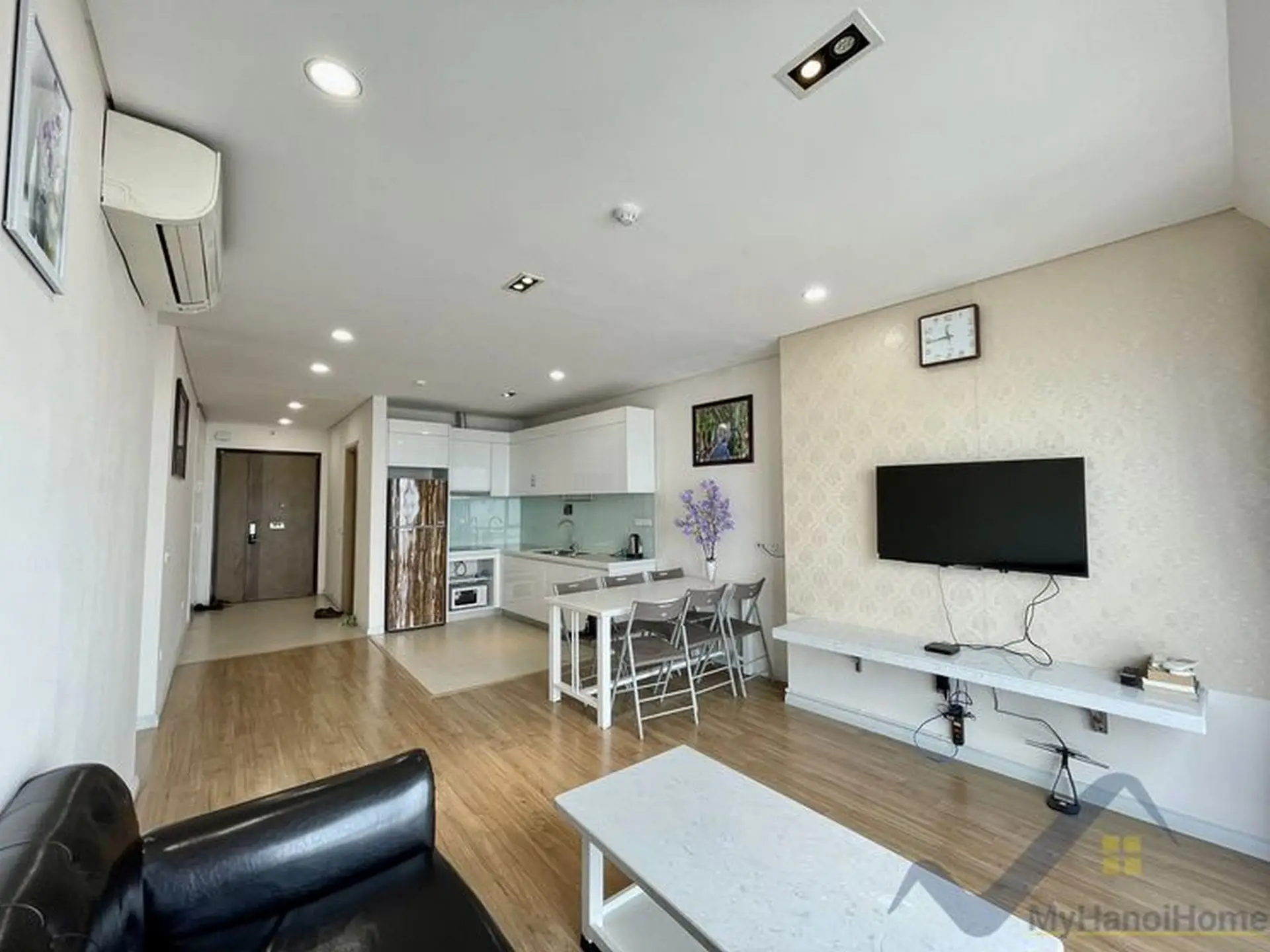 Mipec Long Bienリビングからキッチンを見る