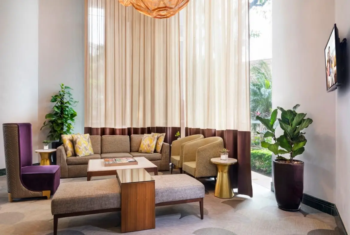 Somerset Grand Hanoiのロビーのソファー