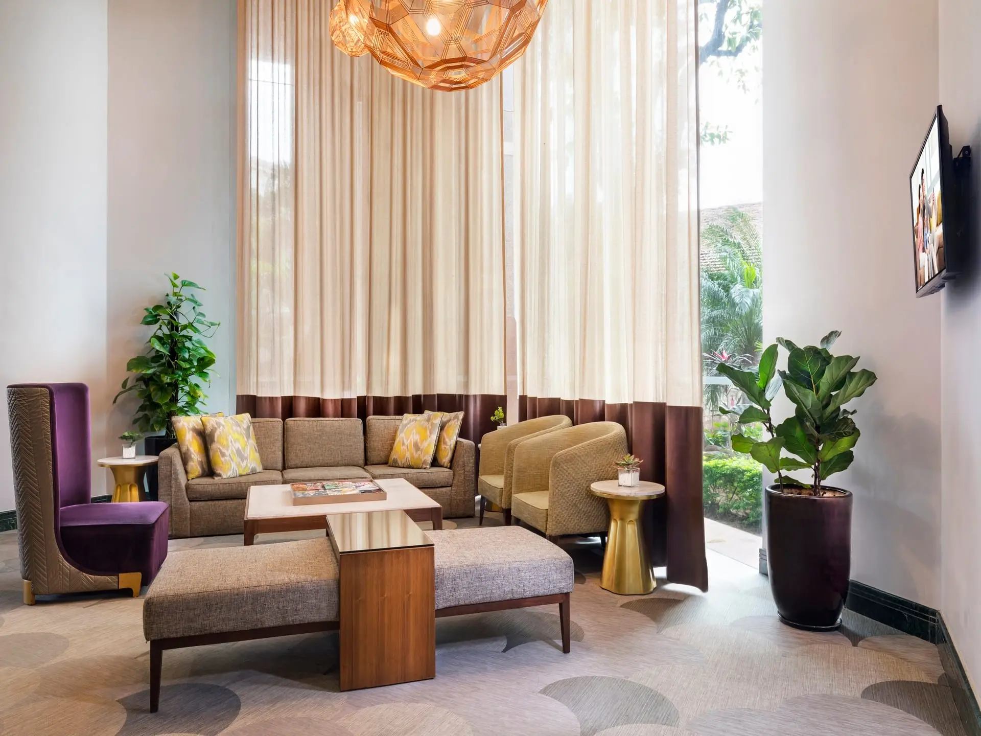 Somerset Grand Hanoiのロビーのソファー