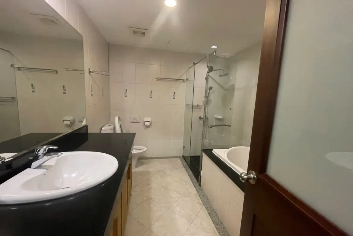 Elegant Suite Ha Hoi_2bed bathroom