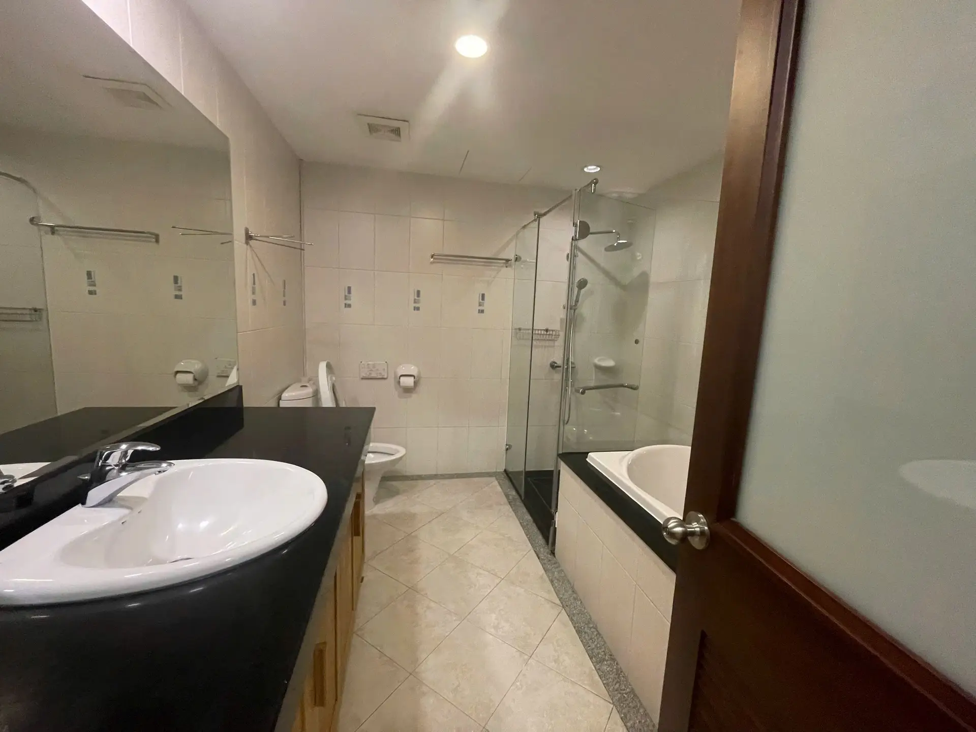 Elegant Suite Ha Hoi_2bed bathroom