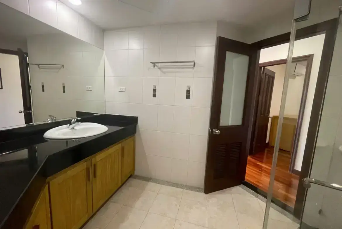 Elegant Suite Ha Hoi_2bed_bathroom