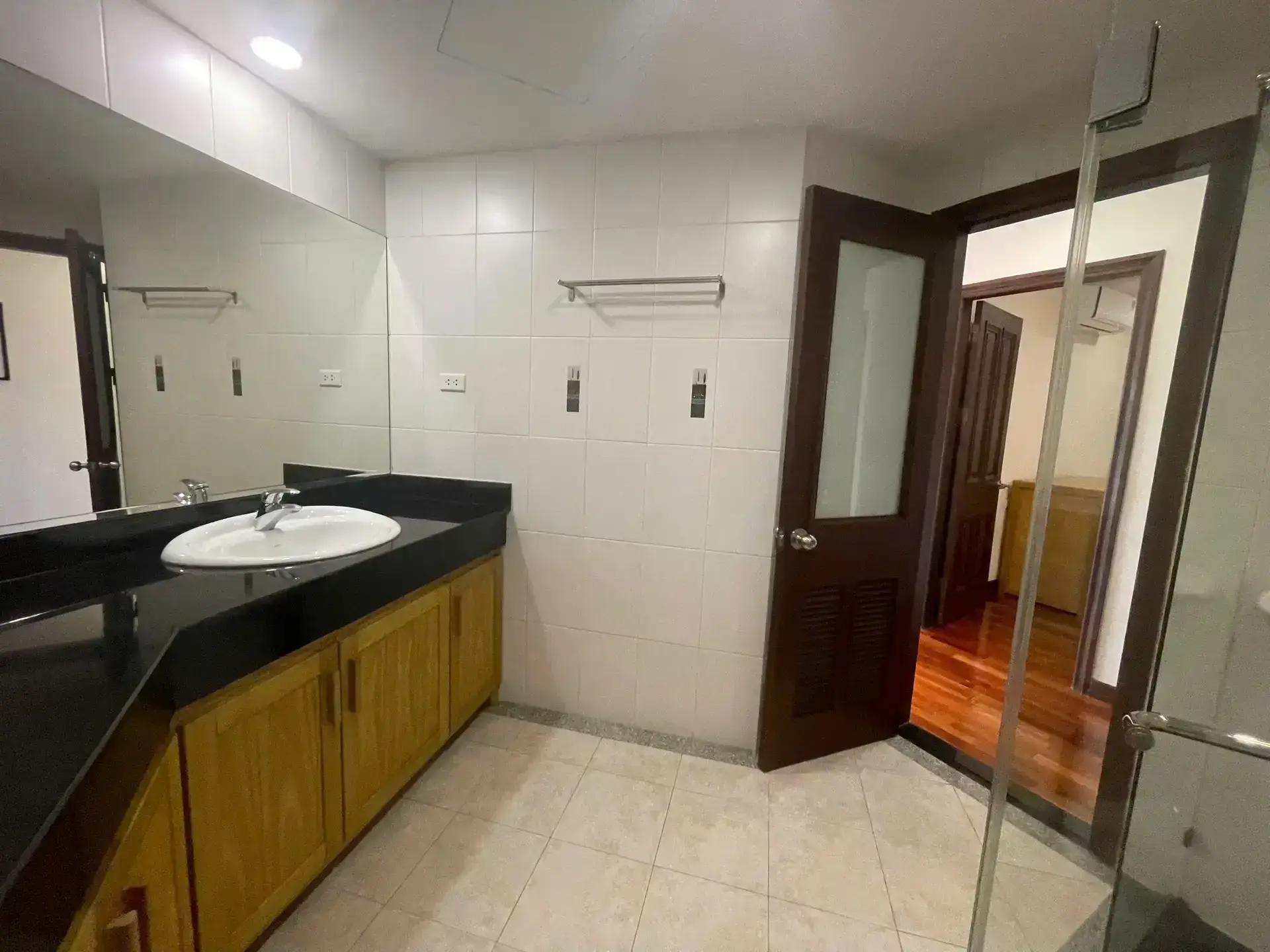 Elegant Suite Ha Hoi_2bed_bathroom