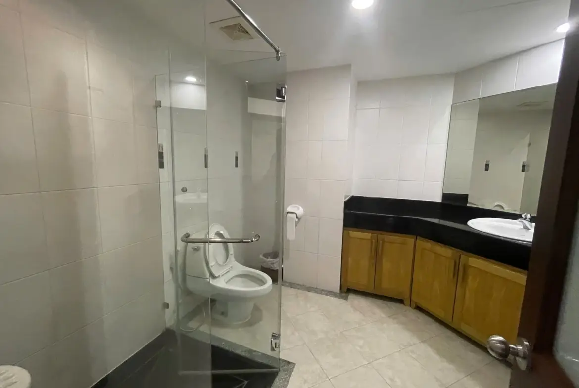 Elegant Suite Ha Hoi_2bed_toilet