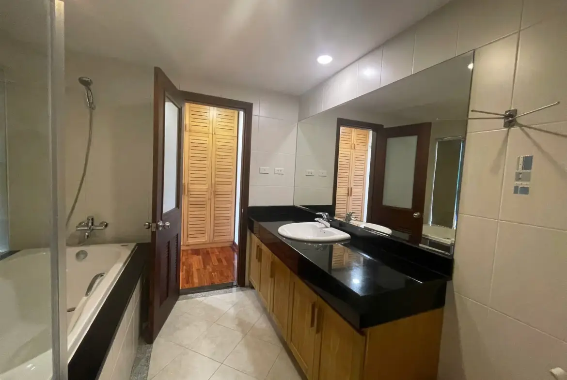 Elegant Suite Ha Hoi_2bed_toilet