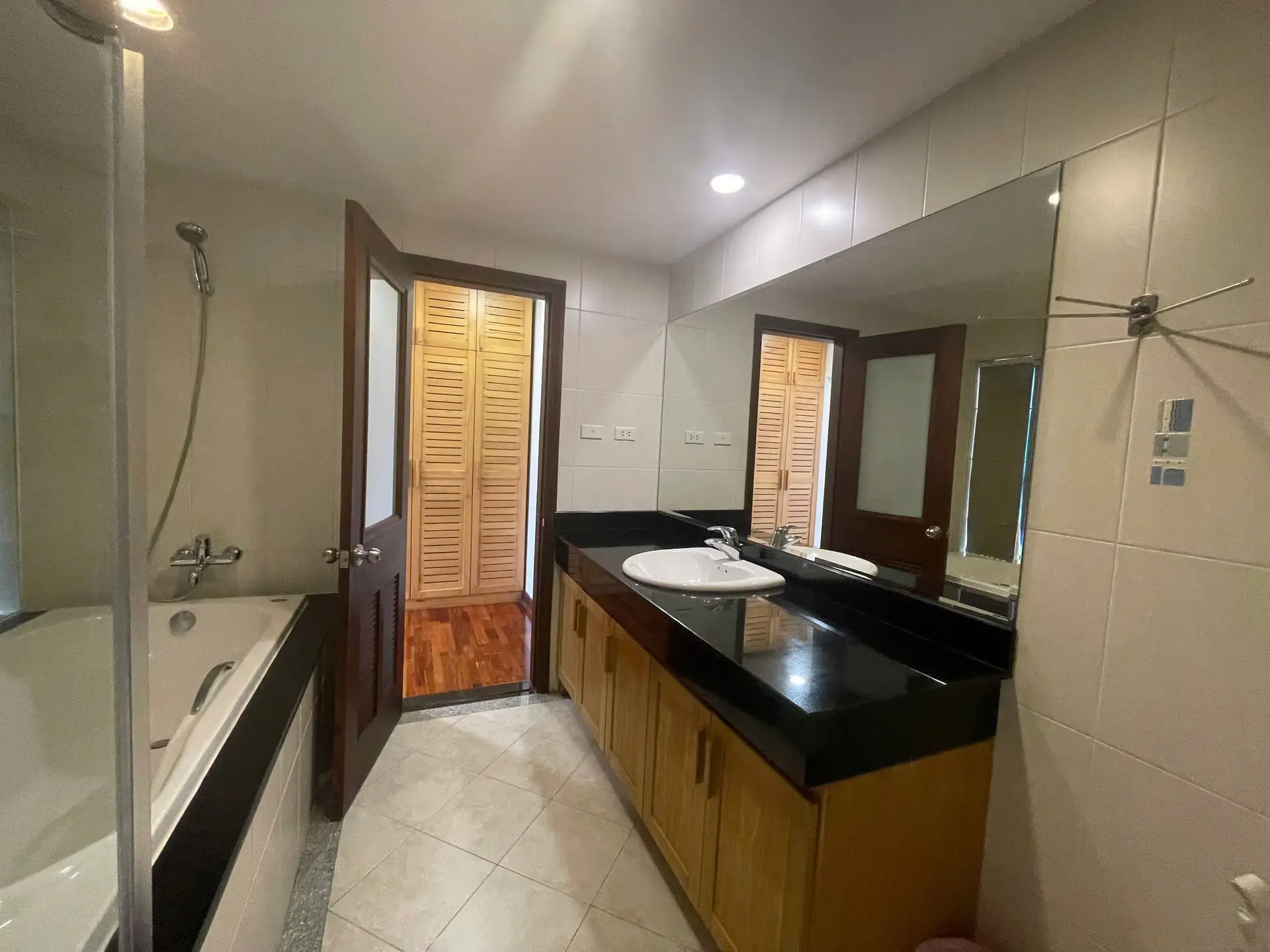 Elegant Suite Ha Hoi_2bed_toilet