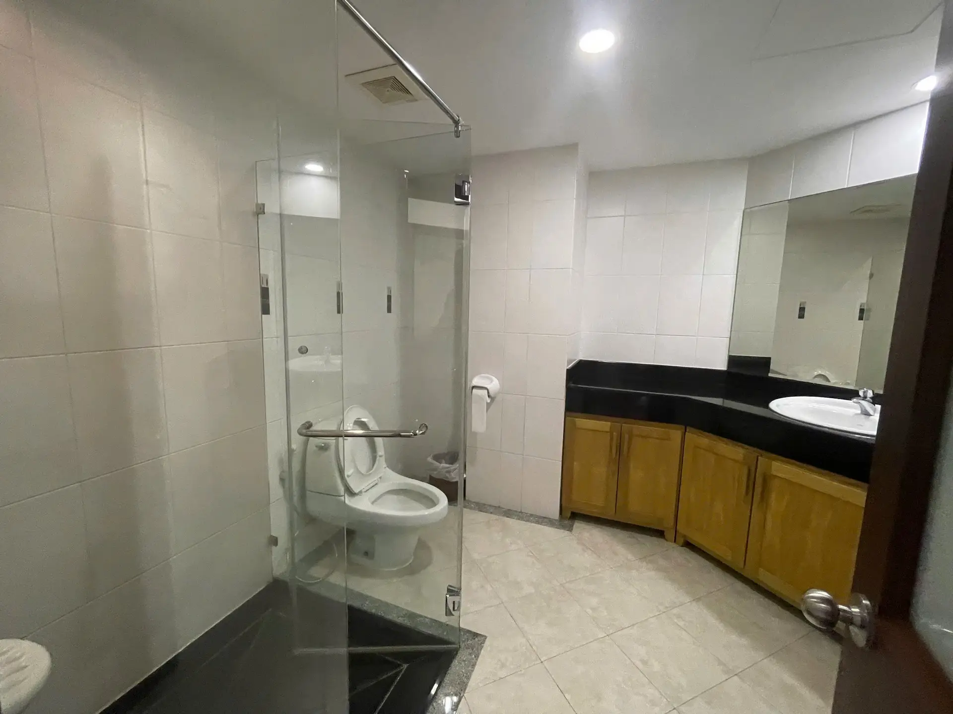 Elegant Suite Ha Hoi_2bed_toilet