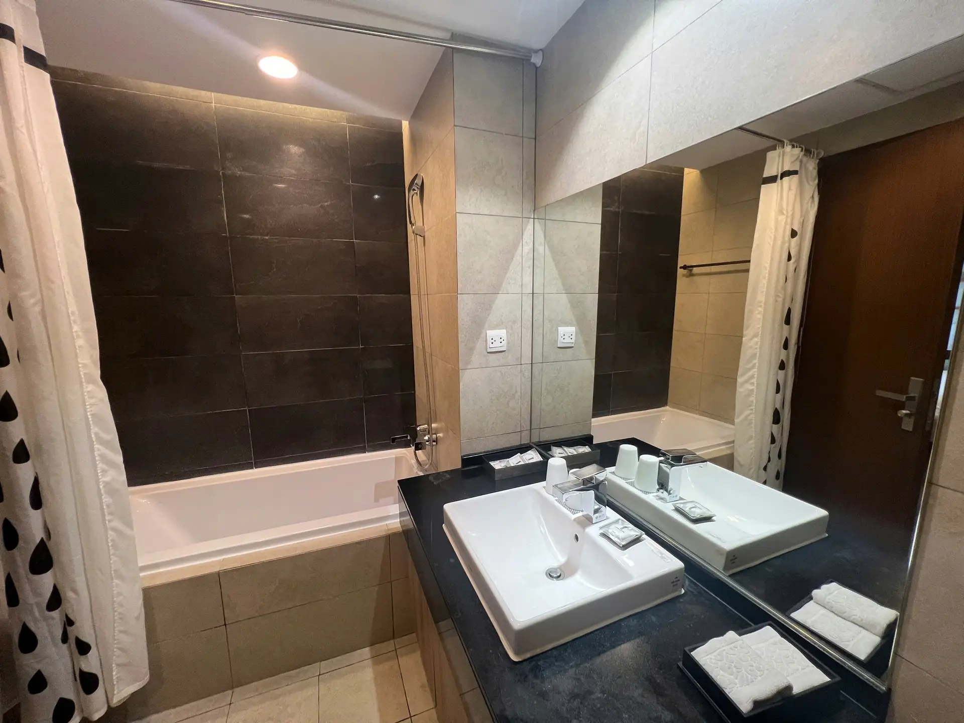 Lancaster Nui Truc_3bed_bathroom