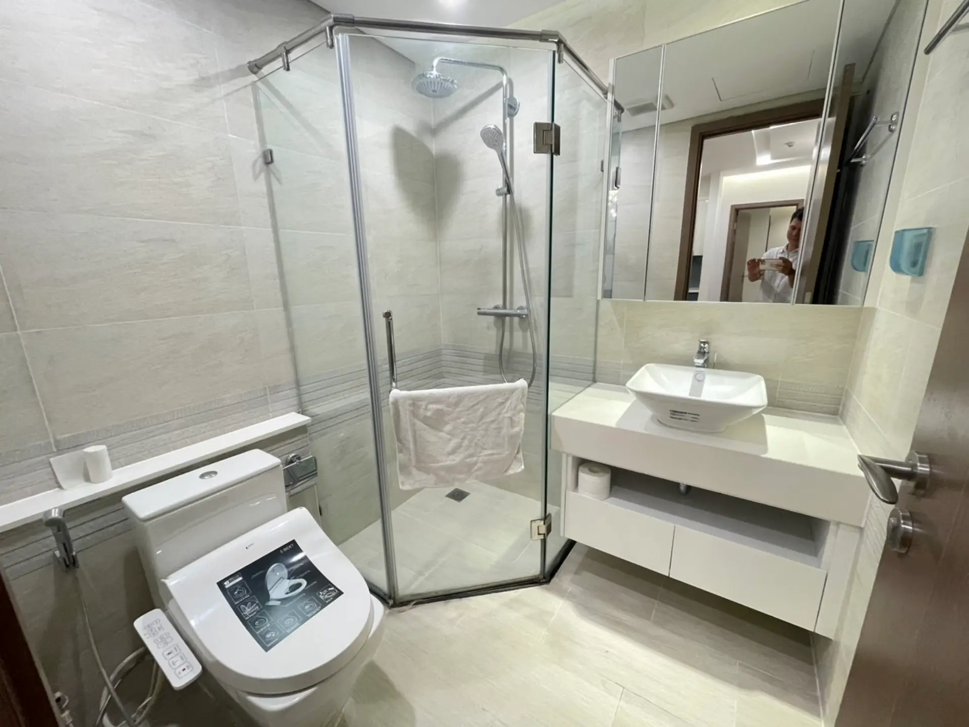 Metropolis M2 1807_2bed toilet