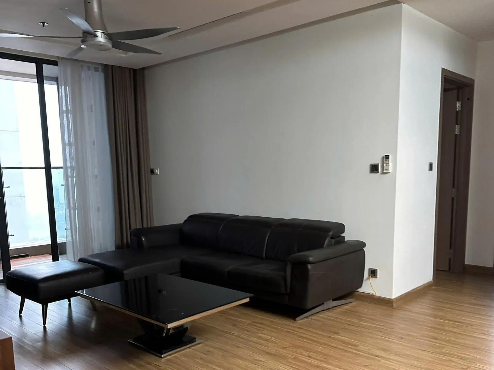Vinhome Metropolis M1 20F_ 3bed_ sofa