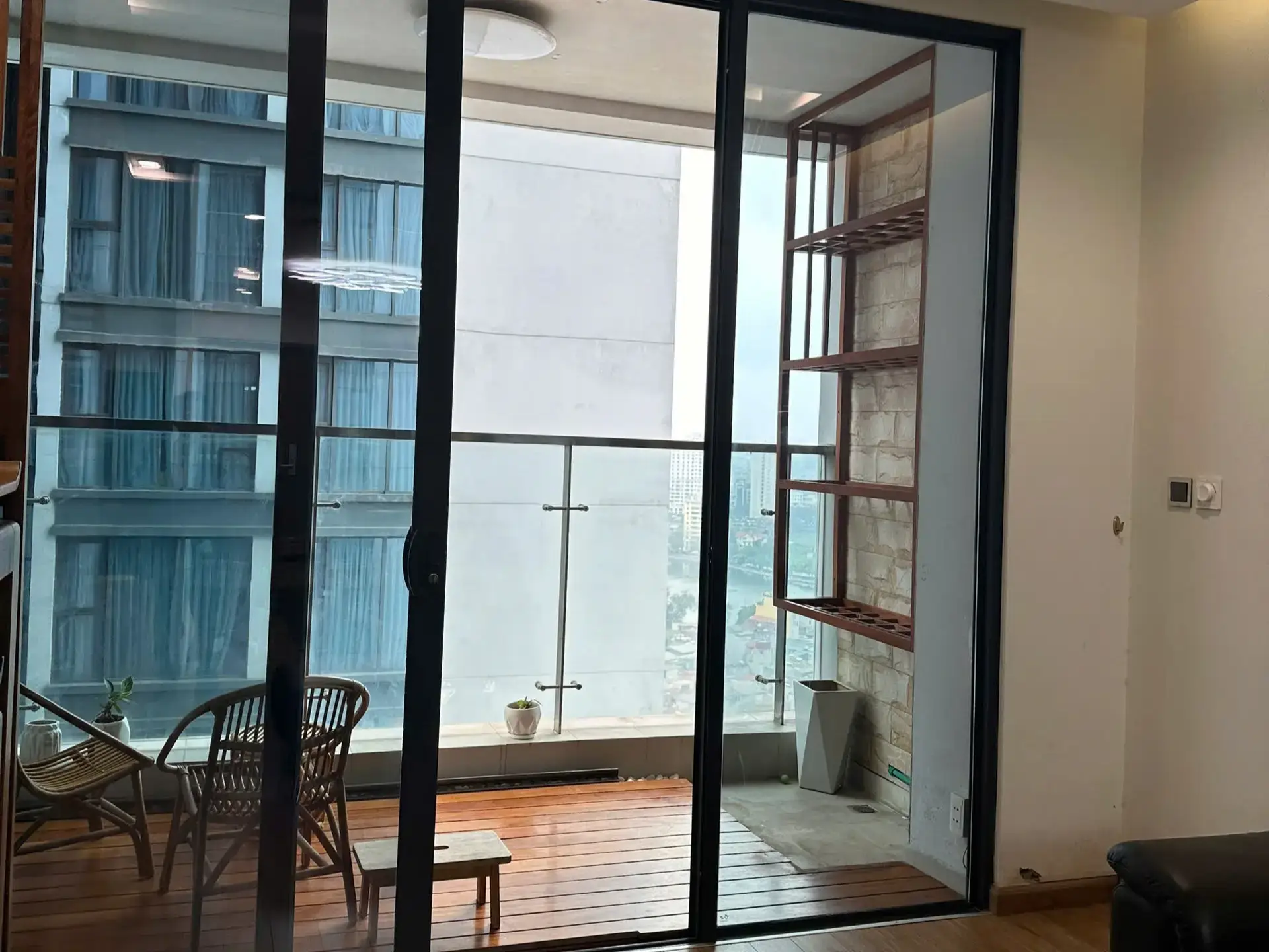 Vinhome Metropolis M1 20F_ balcony (2)
