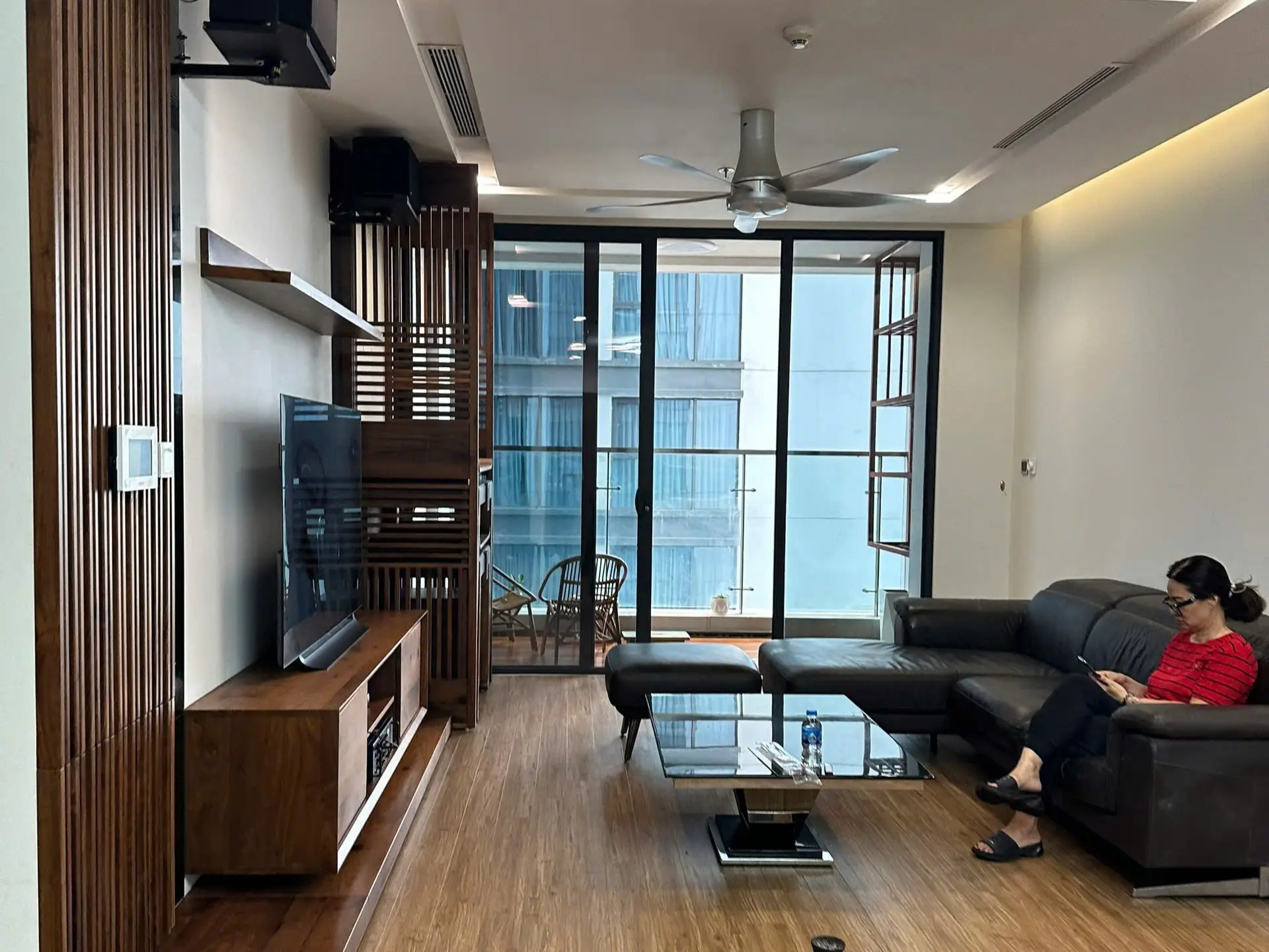 Vinhome Metropolis M1 20F_livingroom (2)
