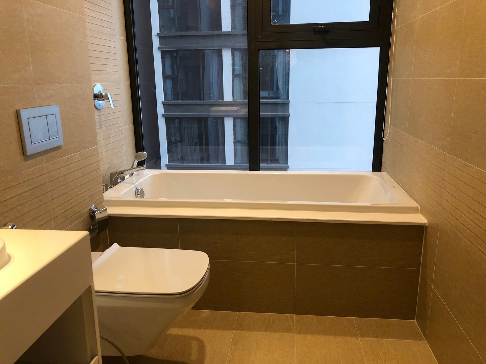 Vinhome Metropolis M1 3607 3bed_bathtub